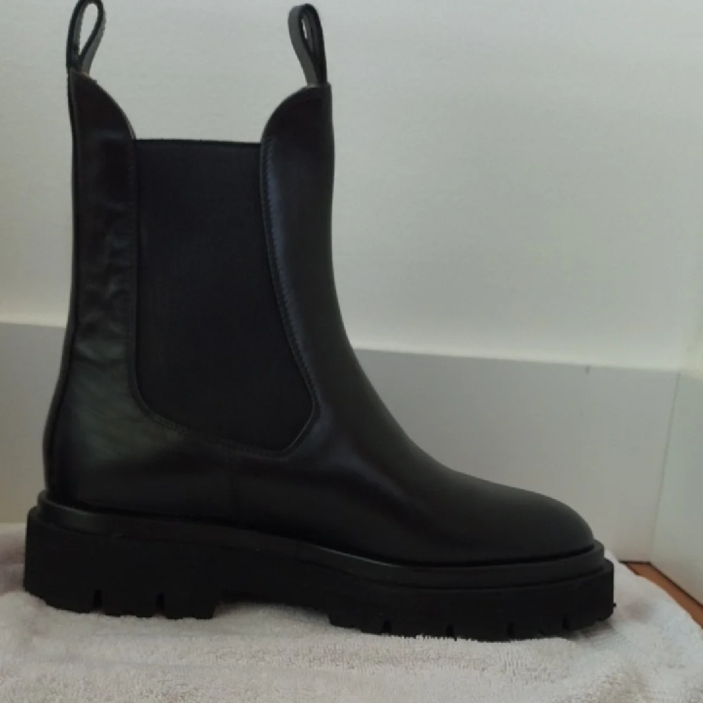 Dear Frances Tony Black Leather Ankle Chelsea Boots, Size 37 - Picture 6 of 11